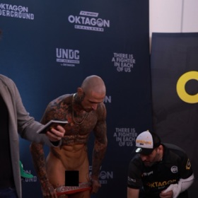 Marek Bartl na vážení před turnajem Oktagonu ukázal i to, co nechtěl.