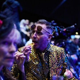 Jan Tuna si dopřál občerstvení. 