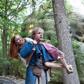 S Kamilou Janovičovou si v pohádce Tajemství staré bambitky zahrál Tomáš Klus.