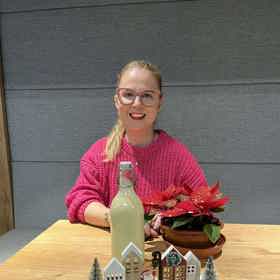 Redaktorka Lifee Veronika přinesla vaječný likér podle Ládi Hrušky na ochutnávku do redakce.