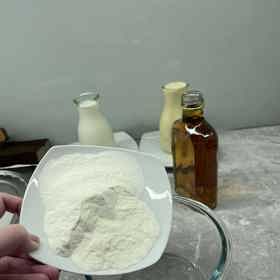 Začneme smícháním pudinku a mléka.