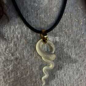 Šperk, který nosí herečka Ljuba Krbová, si pořídila v italských Benátkách.