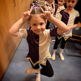 Natálka Matušová v zákulisí během svého vystoupení s Popelkou.