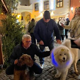 Karel Havlíček na vánočních trzích se svou věrnou psí parťačkou Betynou.