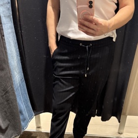 Casual kalhoty s jemným proužkem měly slušivý střih.