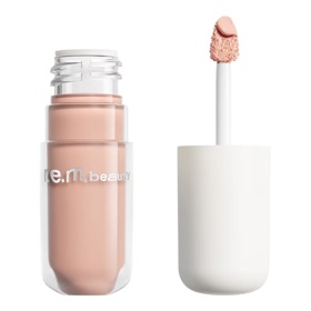 Matný tekutý oční stín poslouží jako skvělý základ. R.E.M. beauty v odstínu Totes, Sephora, 480 Kč