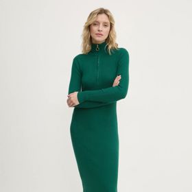 Příléhavé úpletové šaty se stojáčkem na zip jsou skvělou volbou pro mladší ročníky, obzvlášť, když zvolíte výraznější odstín a lehce zrádnou délku midaxi. Pozor na správnou volbu obuvi. Šaty Answear Lab, 1 690 Kč