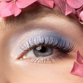 Ledové odstíny víček podtrhněte černou řasenkou, pohled získá na hloubce.