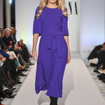 Modelka Veronika Chmelířová vynesla denní model v nepřehlédnutelné fialové barvě. 