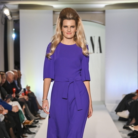 Modelka Veronika Chmelířová vynesla denní model v nepřehlédnutelné fialové barvě. 