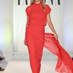 Rudá barva rovněž patří mezi typické barvy Kovaříkové. Nikdo vás v takových šatech nepřehlédne.