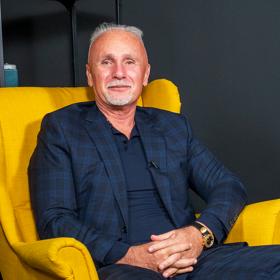 Miliardář Richard Chlad se rozhodl změnit účes.