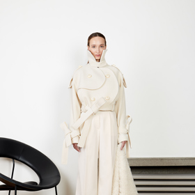 Krátký trenčkot, model z aktuální kolekce návrhářky Evy Vontorové Ether Linea.