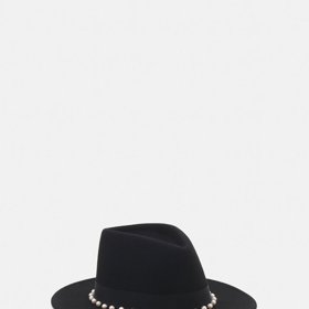 Klasická fedora ozdobená perličkami, to je elegantní model značky Eugenia Kim, 4 900 Kč.