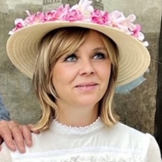 FOTO: Eva Pavlová v klobouku. – stránka 392