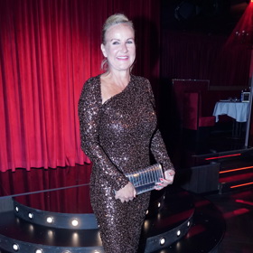 Vendula Pizingerová se zahalila do bronzových flitrů a zvolila k nim stříbrné doplňky - psaníčko a hromnice.