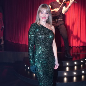 Zpěvačka Michaela Štiková oblékla zelené flitrové šaty na otevření nového kabaretu.