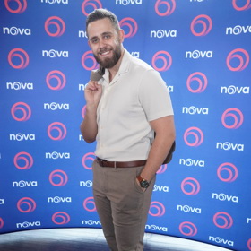 Vincent Navrátil přišel v nesmrtelné bílé košili a béžových společenských kalhotách, doplňky zvolil v hnědé barvě.