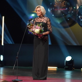 Helena Vondráčková oblékla krásný model Tatiany Kovaříkové také na předávání cen Thálie, kde si převzala ocenění za celoživotní přínos v oboru muzikál.