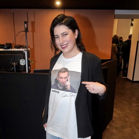 Lovkyně Belladonna, Viktorie Mertová, své tričko oblékla ke světle modrým džínům.  