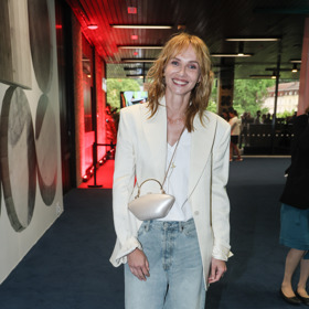 Jana Plodková umí s grácií a stylem nosit i džíny. Širší střih doplnila oversize siluetou saka. Punc výjimečnosti modelu dodala třpytivá kabelka.