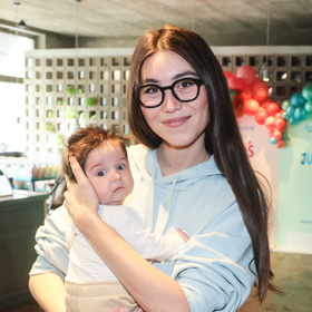 Modelka Naomi Adachi pojmenovala svoji první dceru netradičně - Emiko.