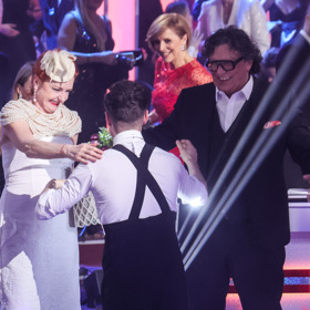 Bývalá tanečnice neskrývala dojetí po celou dobu soutěže. Na finálovém večeru slzy štěstí doladila výrazným perlovým detailem svého sněhobílého outfitu.