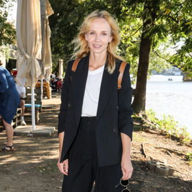 Křehké blondýně sednou kalhotové sety. A na škodu není ani angažmá černé.