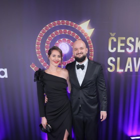 Manželka Pokáče, Eliška, oblékla černou róbu s asymetrickým rukávem a doplnila ji atypickými bílými střevíčky.