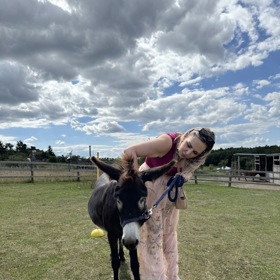 Oslí stezka ve Svárově nabízí poukazy na túru s oslíkem nebo jen piknik. Krásný dárek pro milovníky zvířat.