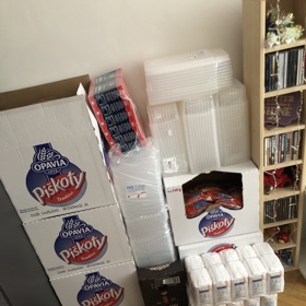 Takto vypadaly mé každoroční nákupy na hnízda pro přátele a jejich přátele. Nedám dopustit na piškoty Opavia, Holandské kakao, máslo jedině od Madety a krabičky na 15 ks hnízd seženete v Makru. 