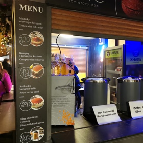 Kdo vyrazí na vánoční trhy, ten se plácne pořádně přes kapsu.