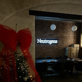 Obří mašle je impozantním a zcela jednoduchým způsobem, jak ozdobit vánoční stromeček.