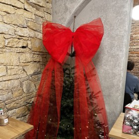 Překrásnou ukázku trendy zdobení stromečku s mašlí jsme mohli na vlastní oči obdivovat na tiskovém setkání kosmetické značky Neutogena, kde stromeček takto vyzdobili.