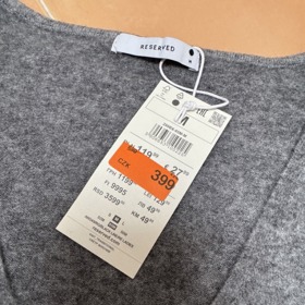 Kontrolujte si slevy i na e-shopech, tento svetřík tam najdete za 549 Kč, takže se vyplatilo koupit jej v kamenném obchodě. 