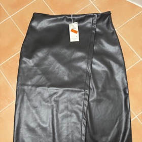 Zavinovací sukně nabízí ne tak nápadný rozparek. 