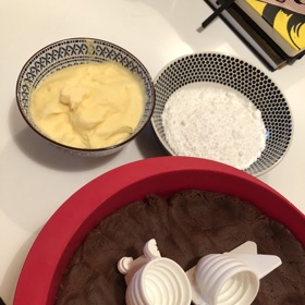 Na vosí hnízda používám otevírací formičky, které jsou dle mého praktičtější než vyklápěcí. Nesmíte ale zapomenout před každým hnízdem vysypávat formičku moučkovým cukrem. 