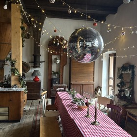 Pohled do mlýnice a na dlouhý stůl, u kterého se točil klip k písničce U jednoho stolu.