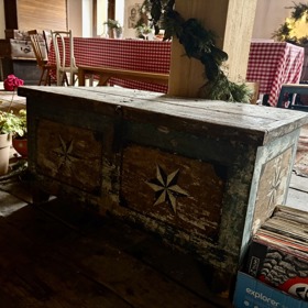 Stará malovaná truhla, tzv. bedna na princezny.