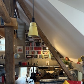 Odpočinkové místo před televizí, v pozadí hudební koutek Kláry Vytiskové