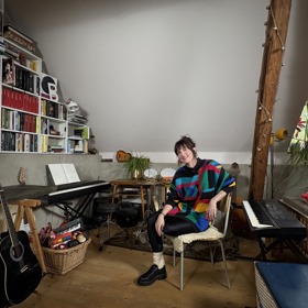 Klára Vytisková ve svém hudebním koutku, ve kterém tvoří