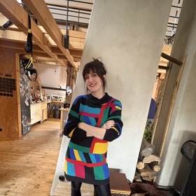 Klára je na své bydlení pyšná, a tak nám zapózovala v hlavní obytné části, které říká open-space.