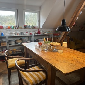 Jídelní stůl, který vyrobil Klářin tatínek, a za ním provizorní kuchyně, která čeká na svou velkou rekonstrukci. 