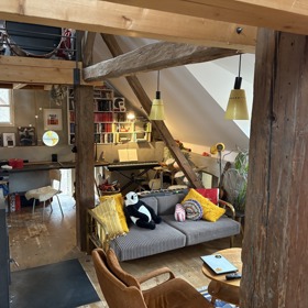 Pohled na open-space s hudebním koutkem Kláry