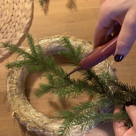 Chvojí si nejprve nastříhejte zahradnickými nůžkami na kratší větvičky.