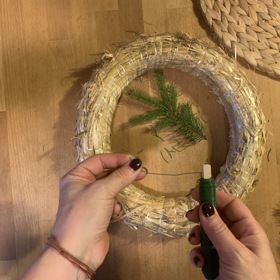 Připravte si nastříhané větvičky. Drátek upevněte na tělo korpusu.