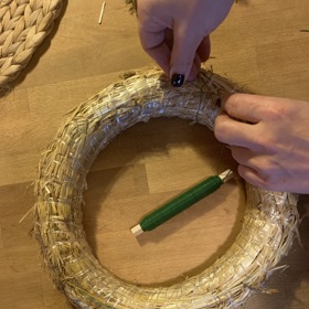 Konce drátku pevně zafixujte.