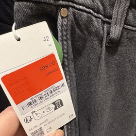 Původně stály džíny tisíc korun, po slevě vyšly na 598 Kč.