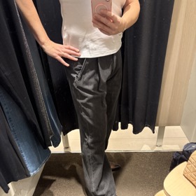 Široké džíny v šedé barvě byly láskou na první pohled, už jsem je nedala z ruky. 