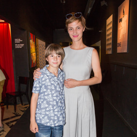 Ve filmu Zloděj otázek si Sebastian Pöthe zahrál s Bárou Polákovou.